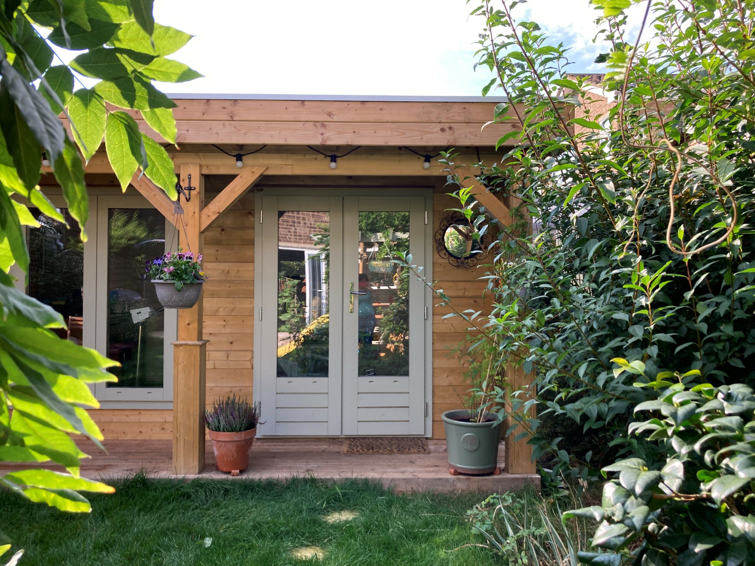 Log cabin treatment room for acupuncture treatment